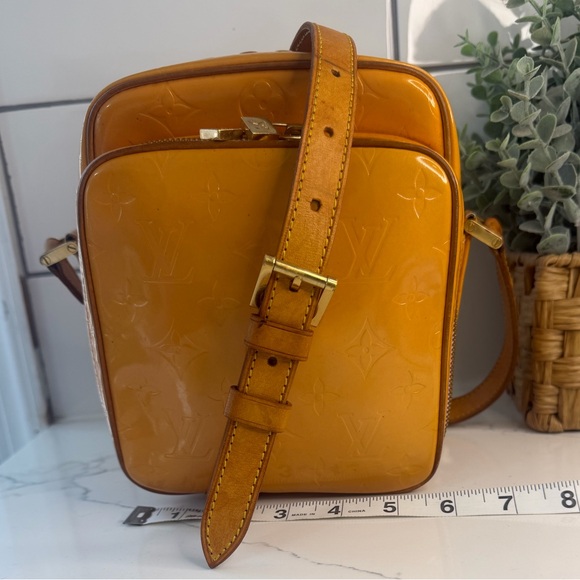 Louis Vuitton Handbags - Authentic Louis Vuitton Wooster Vernis crossbody/ shoulder bag